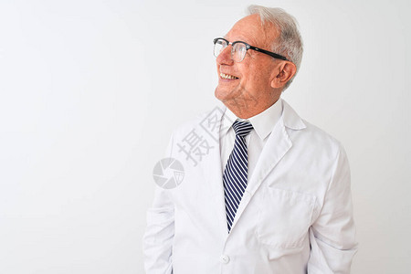 身穿外套的白发老科学家站在孤立的白色背景上图片