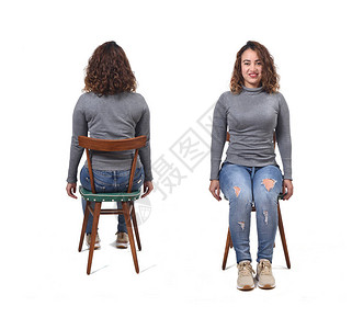 坐在白底椅子上的女人的背部图片