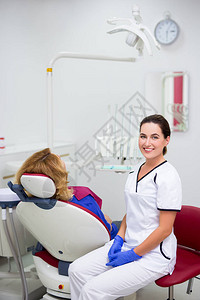 年轻女牙医与牙科诊所病图片