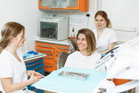 医疗牙医团队与病人女孩交谈图片