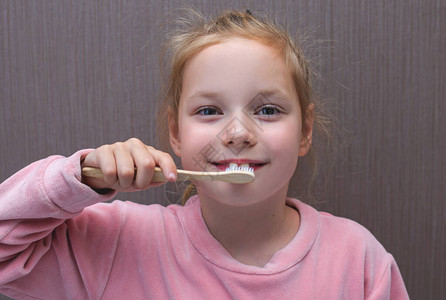 小姑娘在刷牙带牙刷的姑图片