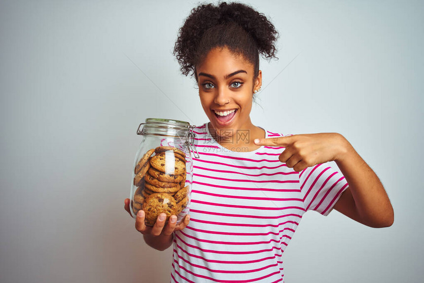 年轻的非洲裔美国女拿着一罐饼干图片