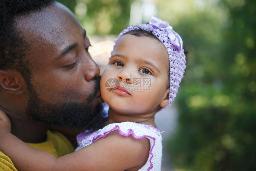 非洲父亲抱着他女儿的怀抱图片
