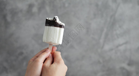 女手上的冰淇淋甜点图片