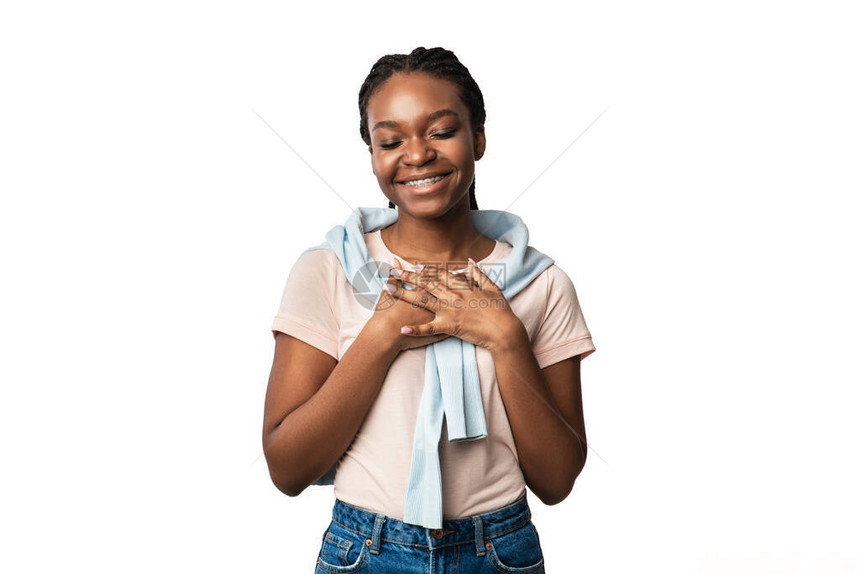 感激的黑人女将双手按在胸前表达对白背景的感恩之情图片