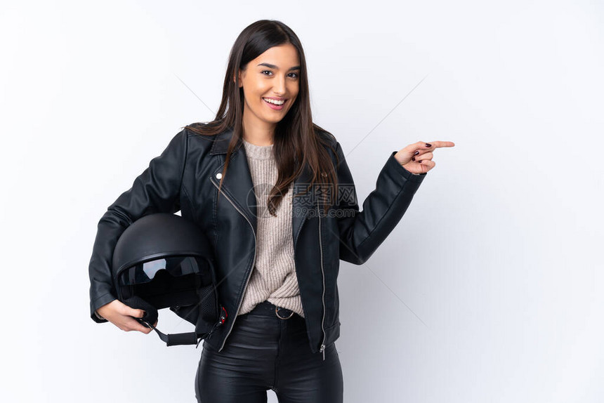 带着摩托车头盔的年轻黑发女人与孤立的白人背景相隔绝惊讶并用手图片