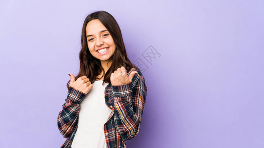 年轻的混血儿西班牙裔女孤立地举起双拇指图片