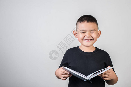 有趣的男孩读一本书图片