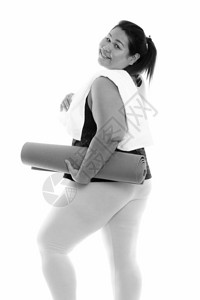 摄影演播室拍摄的年轻美丽的超重亚洲女准备好去健身房了在白色背景下与黑图片