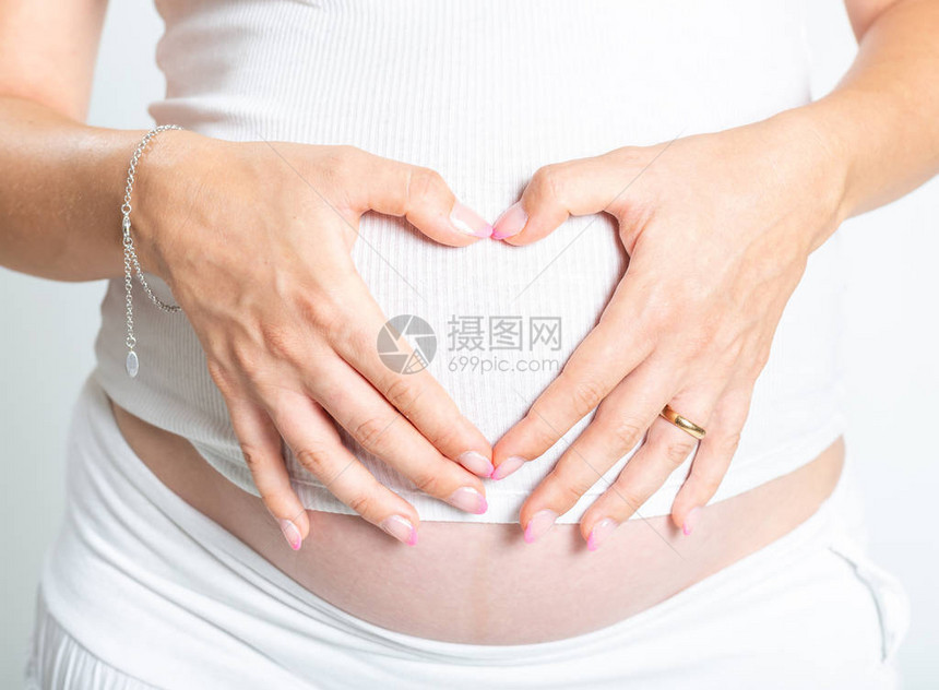 孕妇在肚子上做心脏标志图片