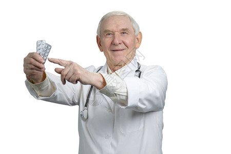 医生指着一包药品药物广告白种背景图片