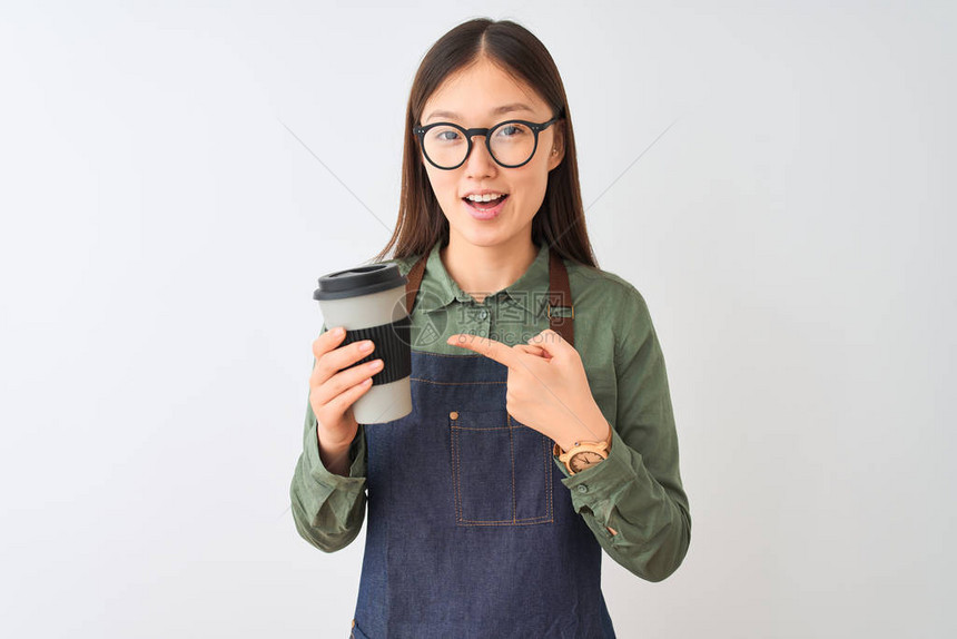身戴围裙眼镜的女咖啡师在孤立的白色背景上喝咖啡以手和指图片