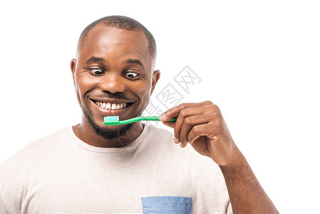 欢乐的非洲美国人看着牙刷图片