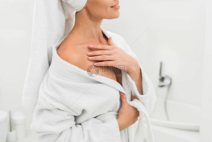 洗澡间触摸身体的浴袍中微笑图片