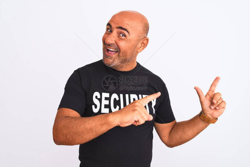 身穿安全制服的中年保障男子站在孤立的白色背景上微笑图片