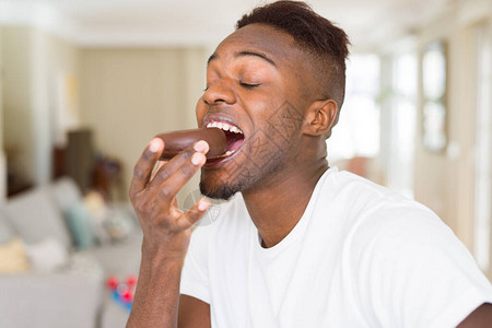 非裔美国人吃和享受甜巧克图片