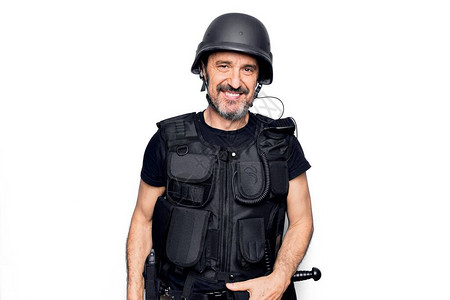 中年英俊警察身着警用防弹背心和安全头盔高清图片
