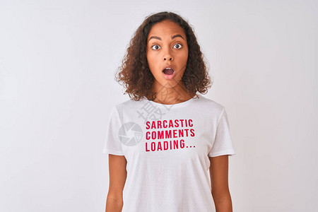 巴西女人穿着带有讽刺意味的T恤图片