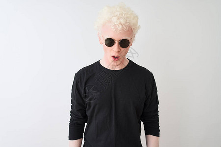 年轻的白化病男子穿着黑色T恤和太阳镜背景图片