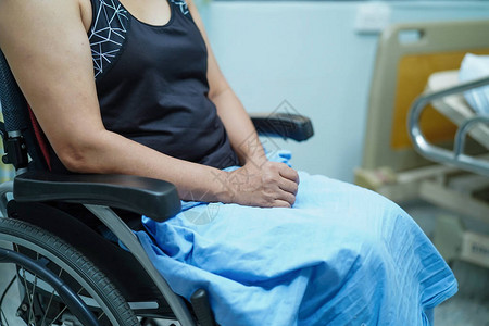 护理医院病房轮椅上的亚洲中年女病人图片