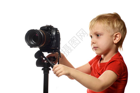 Blond男孩用DSLR摄像机拍摄视频前视线图片