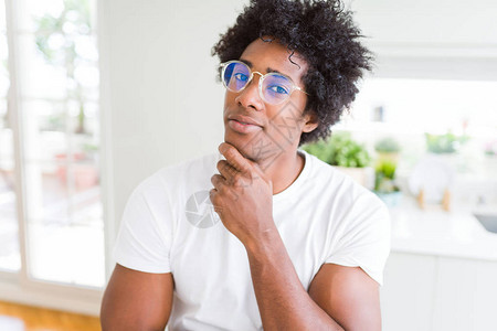 非裔美国人戴眼镜图片