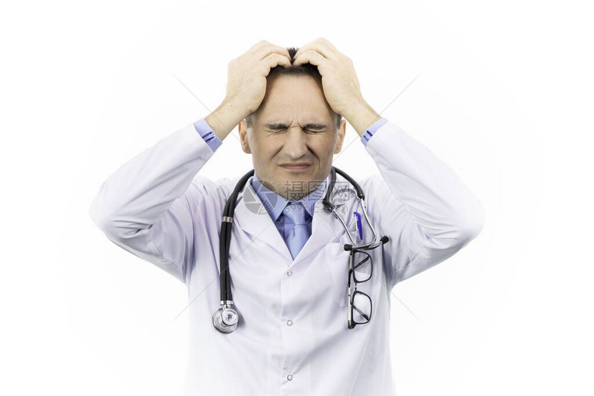 身穿白色医用长袍的科学家专业医生因压力而头疼外科医生患有偏头痛辛苦一天后累了孤图片