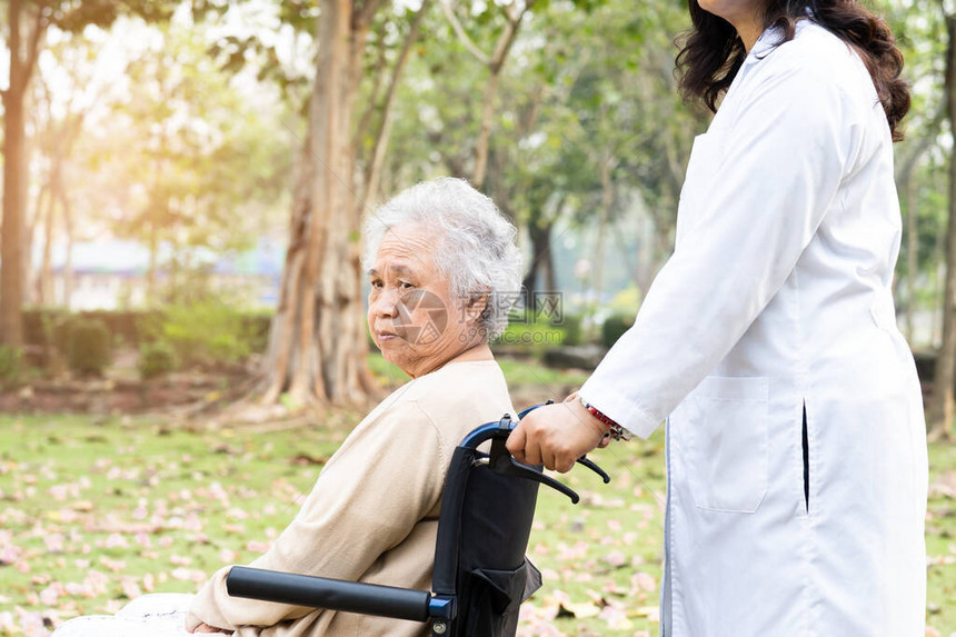 医生帮助和照顾亚洲老年或老年妇人病图片