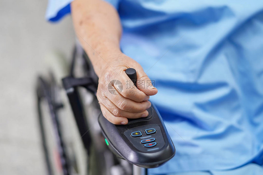 护理医院病房遥控电动轮椅亚洲老年或老年妇人患者图片