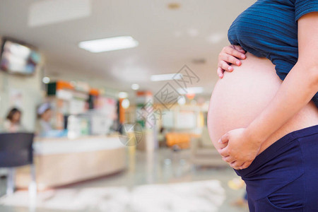 医院背景模糊的怀孕妇图片
