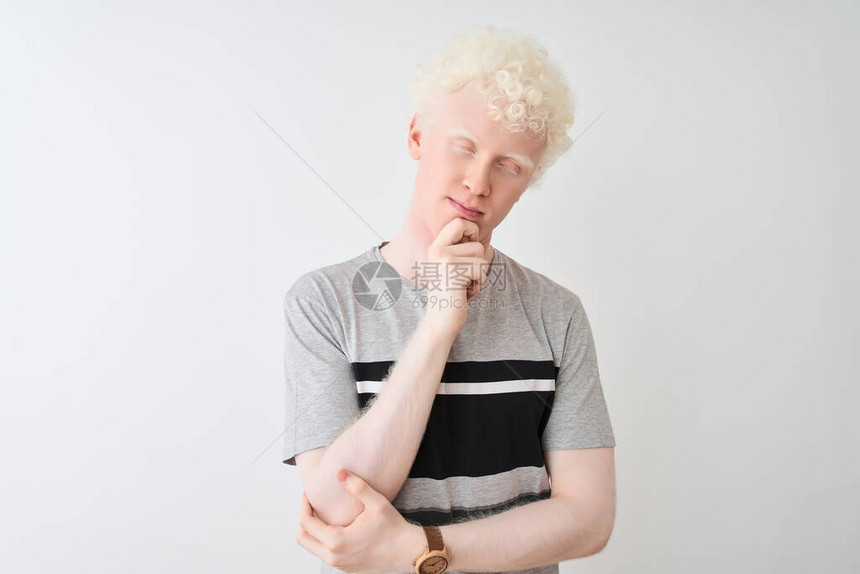 年轻的白化病金发男子穿着休闲t恤站在孤立的白色背景上图片