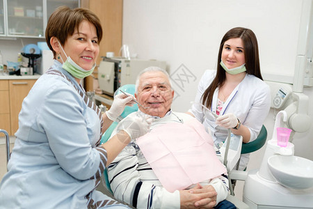 7075岁的老人第一次到牙科诊所就诊老年人的牙科医图片