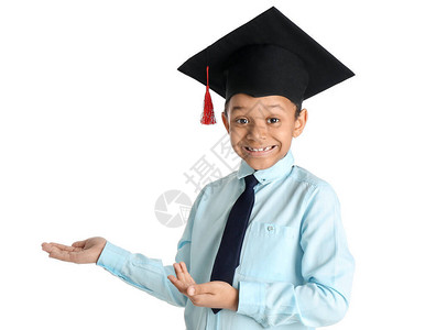 戴着毕业帽子的非裔美国男孩在白色背景上展示了图片