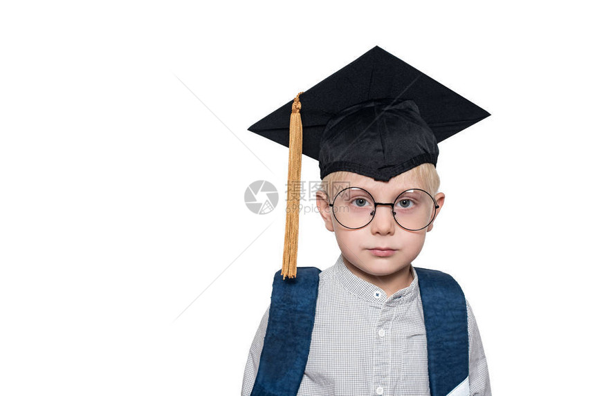 身戴大眼镜学术帽子和书包的金发美女男孩的图片