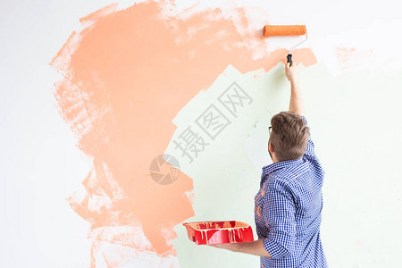 在公寓里修理男人用油漆粉刷墙壁图片