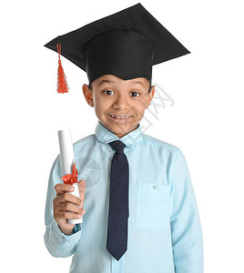具有毕业帽子和白人背景文凭的非裔美籍男孩图片