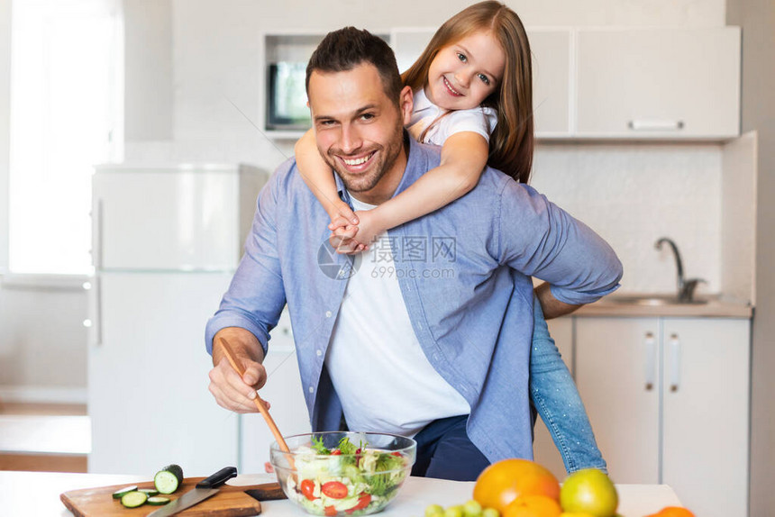 快乐的父亲和女儿一起烹饪图片