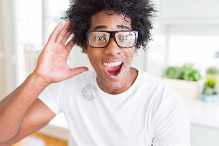 非洲裔美国人戴眼镜微笑图片