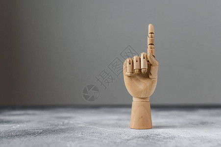 Wooden手举着一只手指沟通的概图片