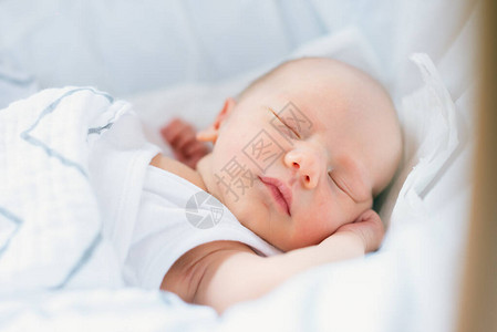 在婴儿床上睡觉的新生儿图片