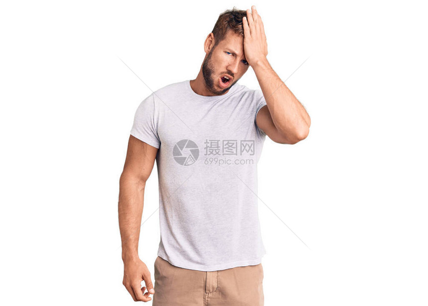 身穿休闲白色T恤的年轻白人男子因错误而惊讶地用手捂着头图片