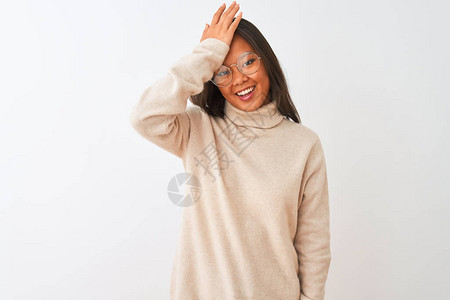 年轻的女人穿着高领毛衣图片