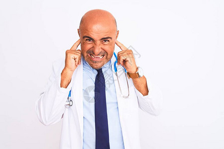 中年医生男子穿戴听诊器图片