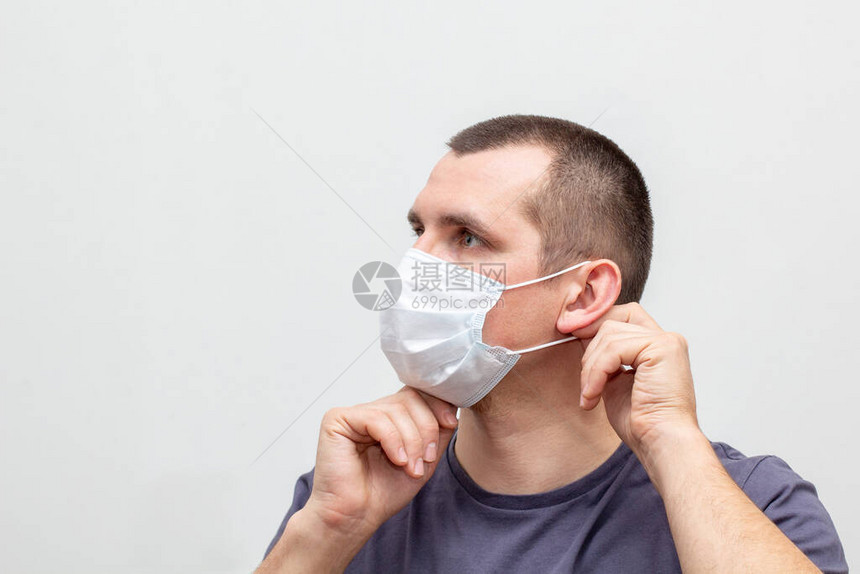 保护医疗流感面具上的人类肖像在室内防止白底的冠状流感201图片