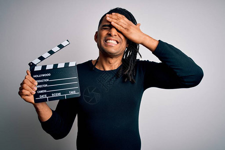 年轻非裔美国人的导演在拍电影时使用手掌板图片