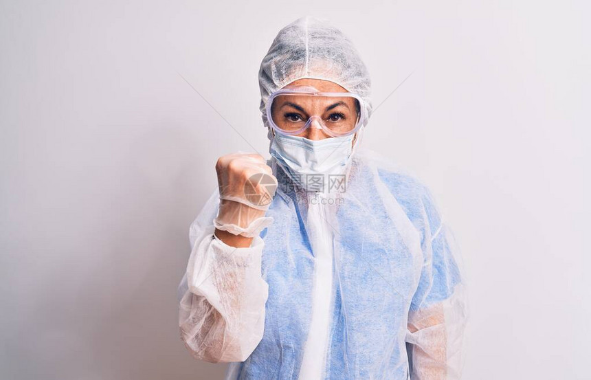 中年护士妇女穿着白色背景的冠状防护设备图片