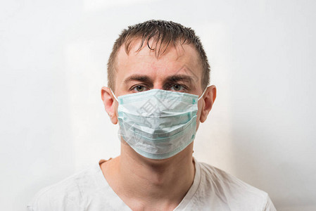 戴保护面罩的人穿白色背景外科面具的医生图片