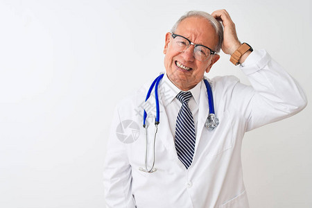 白发苍的老医生戴着听诊器站在孤立的白色背景上图片