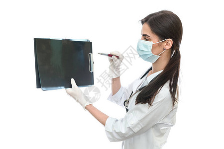 外科医生在白色背景下检查病人的X射线图片