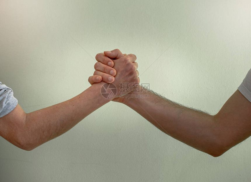 图片显示两个人在墙上握手的画面info图片